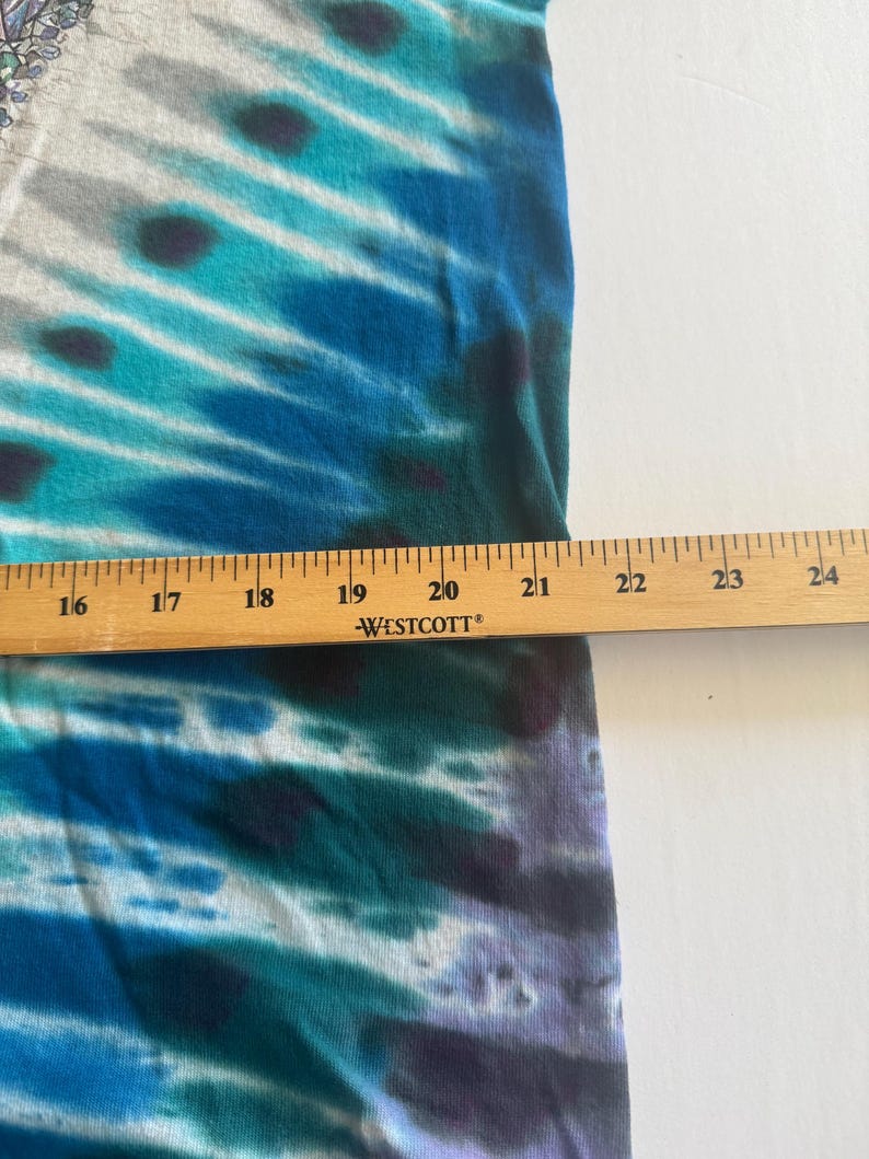 Puede incluir: Primer plano de una tela de te&ntilde;ido anudado azul y blanca con una regla que mide 50,8 cm. La tela tiene un degradado de colores azul, blanco y verde.