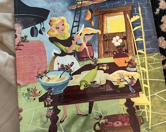 Libro grande dorado vintage de "La Cenicienta de Walt Disney", adaptado de la película animada de 1950.