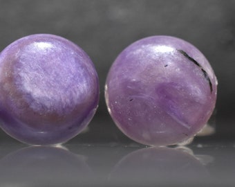Peut inclure: Deux boucles d'oreilles rondes en pierre précieuse violette et blanche avec une finition brillante.
