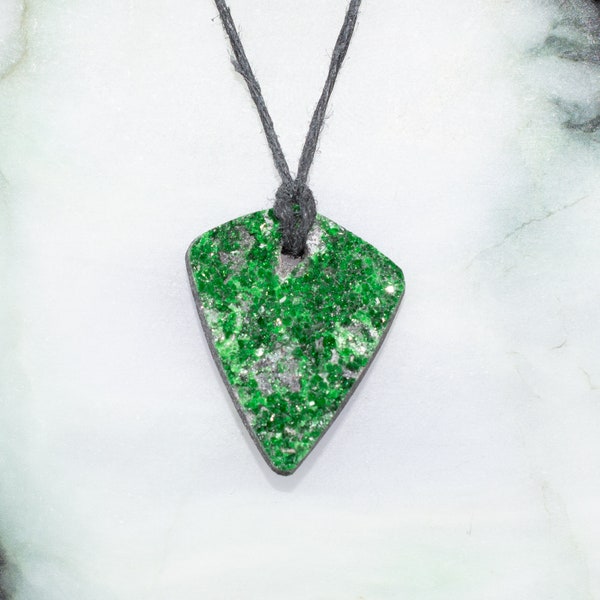 Pendentif grenat, Pendentif drusy grenat vert, Collier Uvaroite, Pendentif Uvaroite, Pendentif Uvaroite Drusy Vert