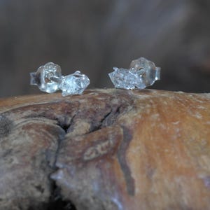 Pendientes de poste con diamantes Herkimer y pequeño cristal de cuarzo con diamantes Herkimer, pendientes de botón Herkimer de 4 mm, ligeros de plata de ley