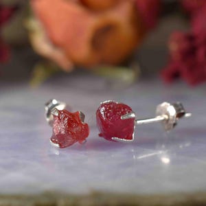 Pendientes de espinela roja, pendientes de poste de cristal de espinela roja, pendientes de botón de espinela, pendientes de poste de espinela roja en plata de ley.