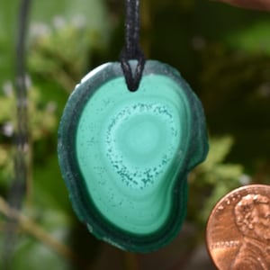 Colar com pingente natural de fatia de estalactite polida malaquita com cordão ajustável