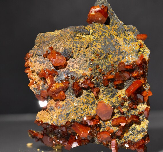 Vanadinite cristaux dans dans dans la matrice de goethite, brut naturel Cluster Maroc e2dc3e Vanadinite cristaux dans dans dans la matrice de goethite, brut naturel Cluster Maroc e2dc3e