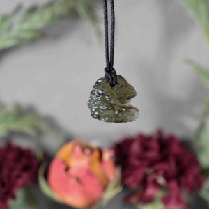 Colgante de moldavita, collar de meteorito verde tektita Collar de cuentas de moldavita Colgante de cuentas de moldavita