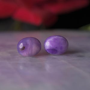 Sugilith Cabochon Ohrstecker mit Sterling Silber Post und Rückseiten, Sugilith Edelstein Ohrringe, Sugilith Silber Ohrstecker