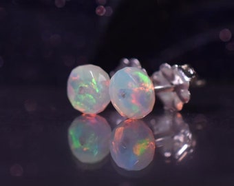 Orecchini Ethiopian Opal Stud con palo e schienali in argento sterling, orecchini Birthstone di ottobre