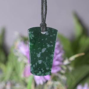 Ciondolo in giada, giadeite guatemalteca, ciondolo 100% naturale, collana con ciondolo in giada, ciondolo con perle di giada