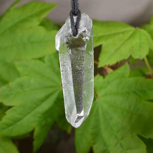 Quarzkristall Lemurian Seed Kristallanhänger Halskette mit Schnur, natürliche brasilianische Kristallhalskette