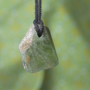 Collar con colgante de peridoto, cristal de peridoto pakistaní de primera calidad sin cortar con cordón.