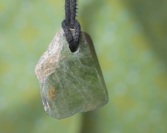 Halsband med hänge av peridotkristall, oslipad pakistansk peridotkristall av högsta kvalitet med snöre