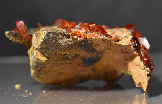 Vanadinite cristaux dans dans dans la matrice de goethite, brut naturel Cluster Maroc e2dc3e Vanadinite cristaux dans dans dans la matrice de goethite, brut naturel Cluster Maroc e2dc3e