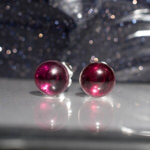 Pendientes Garnet Cabochon Stud de plata de ley. Post pendientes en plata de ley maciza y pendientes de cabina granate Enero Piedra de nacimiento