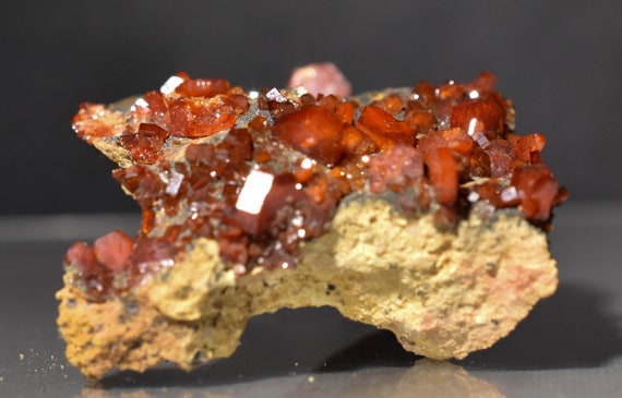 Vanadinite cristaux dans dans dans la matrice de goethite, brut naturel Cluster Maroc e2dc3e Vanadinite cristaux dans dans dans la matrice de goethite, brut naturel Cluster Maroc e2dc3e