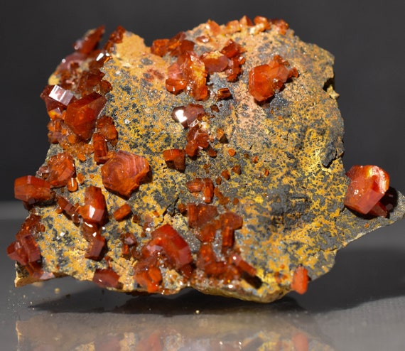Vanadinite cristaux dans dans dans la matrice de goethite, brut naturel Cluster Maroc e2dc3e Vanadinite cristaux dans dans dans la matrice de goethite, brut naturel Cluster Maroc e2dc3e