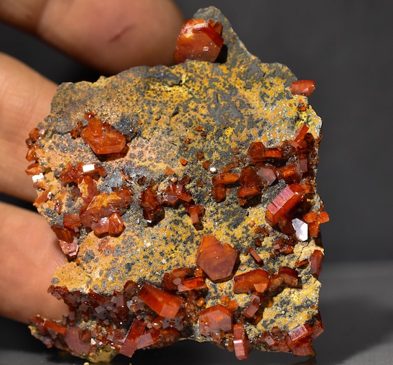Vanadinite cristaux dans dans dans la matrice de goethite, brut naturel Cluster Maroc e2dc3e Vanadinite cristaux dans dans dans la matrice de goethite, brut naturel Cluster Maroc e2dc3e