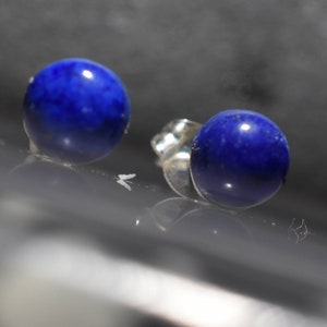 Peut inclure: Une paire de boucles d'oreilles en argent avec des pierres rondes en lapis-lazuli bleu.