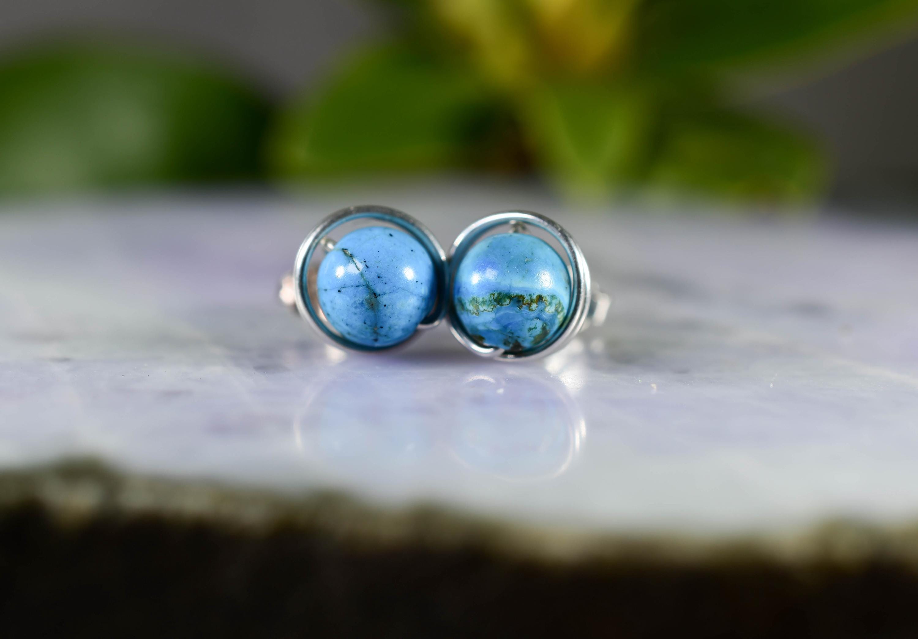 Orecchini a perno con opale blu // Orecchini a perno con goccia in opale blu // Orecchini in argento con opale ovale // Argento sterling 925 // Pietra portafortuna di ottobre - Italia