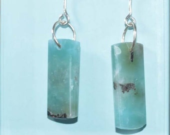 Könnte beinhalten: Ein Paar silberne Ohrhänger mit hellblauen und grünen Edelsteintropfen. Die Edelsteine sind rechteckig und haben ein geflecktes Muster.