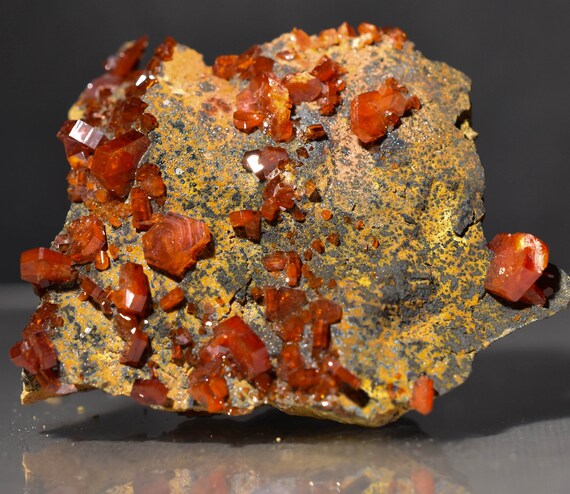 Vanadinite cristaux dans dans dans la matrice de goethite, brut naturel Cluster Maroc e2dc3e Vanadinite cristaux dans dans dans la matrice de goethite, brut naturel Cluster Maroc e2dc3e