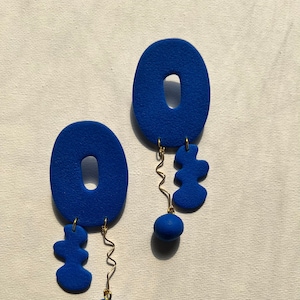Abstracte oorbellen, oorbellen van polymeerklei, statement oorbellen, hypoallergene oorbellen, handgemaakte oorbellen, kobaltblauwe oorbellen