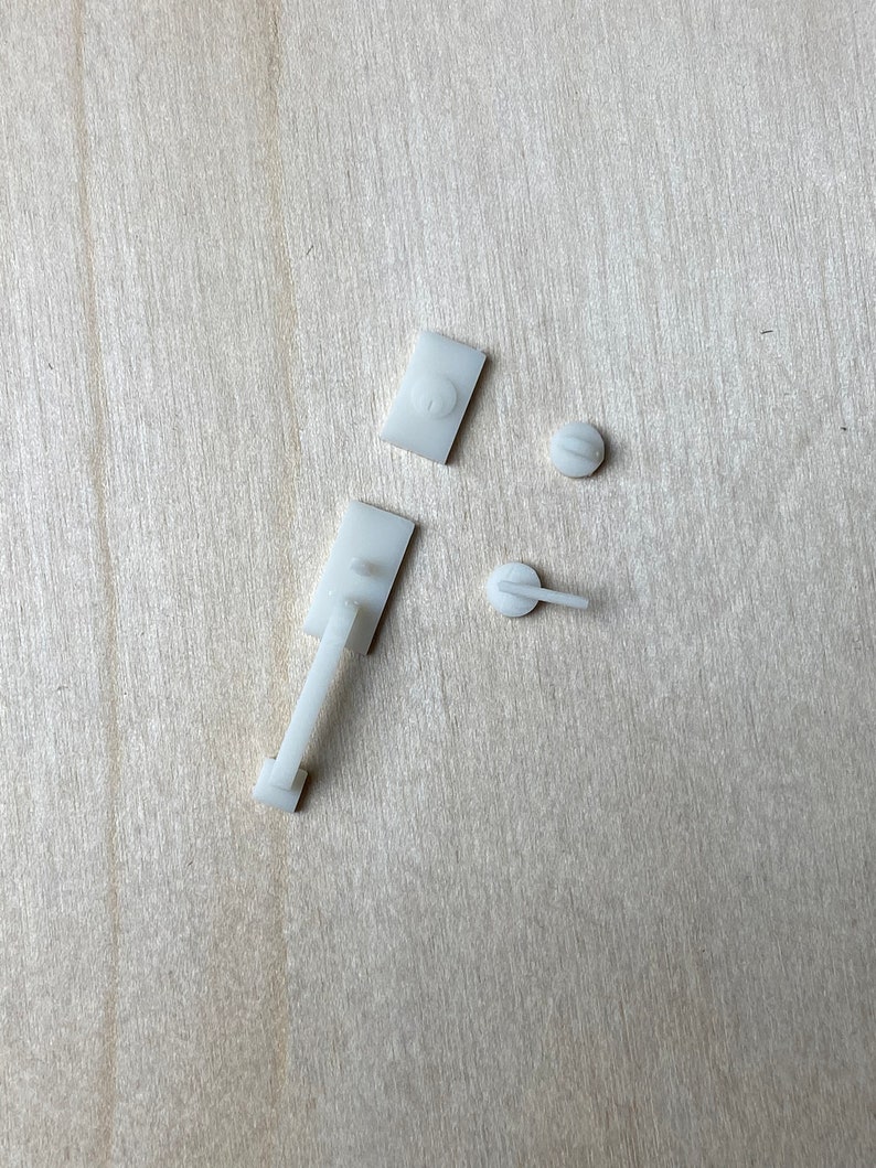 Puede incluir: Tres piezas de pl&aacute;stico blanco para montar un estante u otro objeto en una pared. Las piezas est&aacute;n dise&ntilde;adas para ser usadas con un tornillo o un clavo.