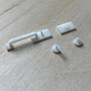 Puede incluir: Un juego de herrajes para puertas de pl&aacute;stico blanco, que incluye una manija de puerta, una perilla de puerta y una placa de puerta.