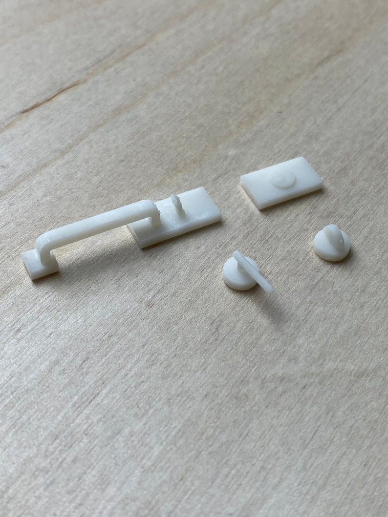 Puede incluir: Un juego de herrajes para puertas de pl&aacute;stico blanco, que incluye una manija de puerta, una perilla de puerta y una placa de puerta.