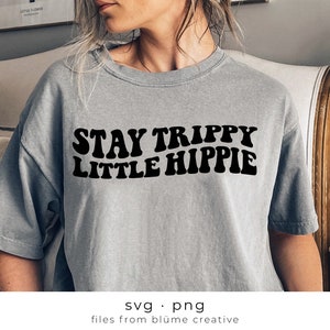 Fique Trippy Pequeno Hippie SVG | letras onduladas, vintage, retro, boho, positivo, moderno, camisa infantil para bebês | Arquivo de corte Cricut svg png