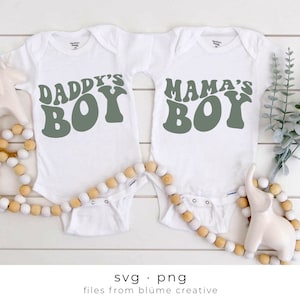 Daddy's Boy & Mama's Boy SVGs / letras onduladas, vintage, retro, hijo, primer hijo, padres, recién nacido, diseño de moda / Cricut cut file svg png