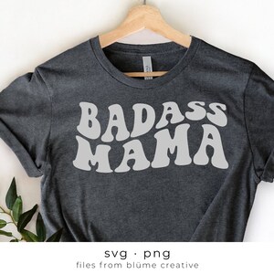 Badass Mama Vibes SVG | lettres empilées ondulées, vintage, rétro, chemise maman, maman, fête des mères, maman, design tendance | Cricut coupé fichier svg png