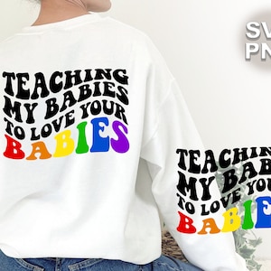 Enseñando a mis bebés / bebé a amar a sus bebés SVG + PNG / letras vintage retro onduladas crianza inclusiva aceptando lgbtq / silueta cricut