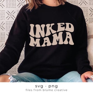 Mama Vibes com tinta SVG | letras onduladas empilhadas, vintage, retrô, camisa de mãe, mamãe, tatuagens, tatuadas, design moderno | Arquivo de corte Cricut svg png