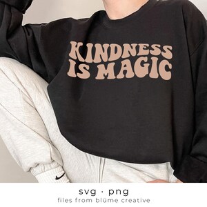 Bondade é Mágica SVG | letras onduladas, vintage, retro, positivo, saúde mental, moda, felicidade, camisa infantil | Arquivo de corte Cricut svg png