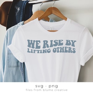 Nos levantamos levantando a otros SVG / letras onduladas, vintage, retro, positivo, salud mental, moda, felicidad, empatía / Cricut cut file svg png