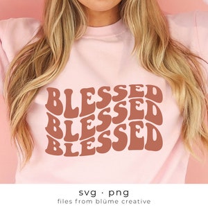 Abençoado SVG + PNG | letras onduladas empilhadas, vintage, retro, positivo, cristão, religioso, moderno, felicidade, camisa infantil | Arquivo de corte Cricut
