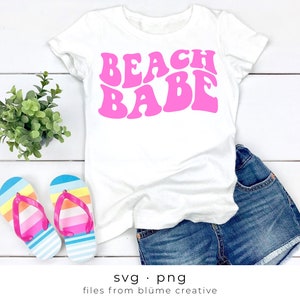 Strand Babe SVG | wellige Buchstaben, vintage, retro, Baby, Sonnenschein, Sommer, Urlaub, trendy, Glück, Kindershirt | Cricut Schnittdatei svg png