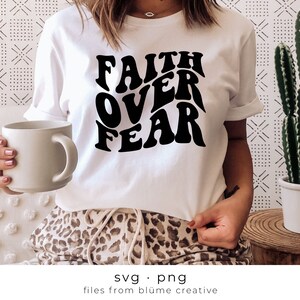 Fé acima do medo SVG | letras onduladas, vintage, retro, positivo, cristão, religioso, moderno, felicidade, camisa infantil | Arquivo de corte Cricut svg png