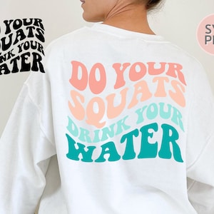 Haz tus sentadillas Bebe tu agua SVG + PNG / letras vintage onduladas camisa de ejercicio entrenamiento motivacional gimnasio rata / silueta cricut