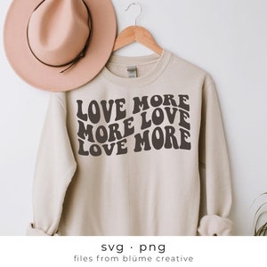 Ame mais, mais ame SVG | letras onduladas, vintage, retro, positivo, saúde mental, moda, felicidade, camisa infantil | Arquivo de corte Cricut svg png