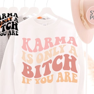 El karma es solo una perra si eres SVG + PNG / letras onduladas vintage retro humor espiritual sudadera con capucha de gran tamaño / archivo de corte de silueta cricut