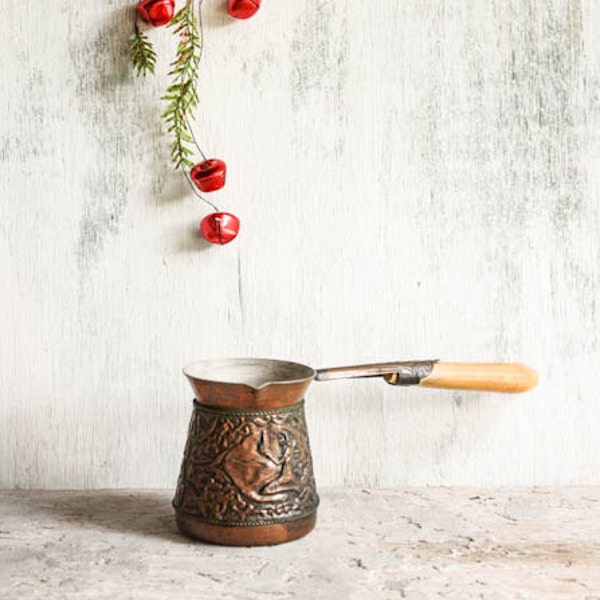 Vintage arménienne cuivre cafetière ou beurre chaud Briki Design orné avec poignée en bois