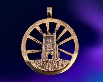 Glastonbury Tor Anhänger aus Messing, Sacred Avalon Amulett