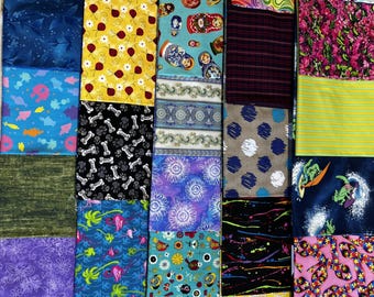 100 BANDANNAS DE TOILETTE POUR CHIENS 25 Petit 50 Moyen 25 Grand Écharpe pour animaux de compagnie de tous les jours à nouer avec bordure roulée.