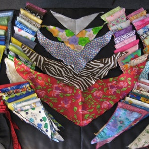 Peut inclure: Un assortiment de chutes de tissu color&eacute;es dans diff&eacute;rents motifs et couleurs, notamment des motifs floraux, z&eacute;br&eacute;s et g&eacute;om&eacute;triques. Les chutes sont dispos&eacute;es en forme de triangle, la plus grande chute en bas et les plus petites en haut.