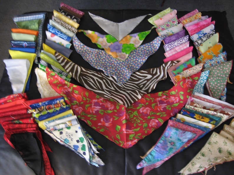 Peut inclure: Un assortiment de chutes de tissu color&eacute;es dans diff&eacute;rents motifs et couleurs, notamment des motifs floraux, z&eacute;br&eacute;s et g&eacute;om&eacute;triques. Les chutes sont dispos&eacute;es en forme de triangle, la plus grande chute en bas et les plus petites en haut.