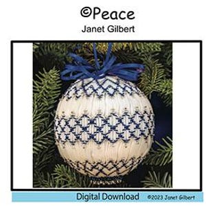 Puede incluir: Un adorno navideño blanco y azul marino con un patrón geométrico y una cinta azul. El adorno se muestra sobre un fondo de agujas de pino verdes. La palabra "Peace" está en la parte superior.