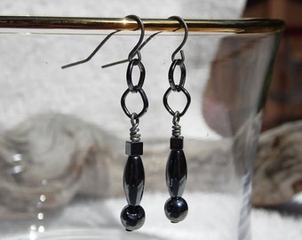 Pendientes de hematita y ganchos de bronce