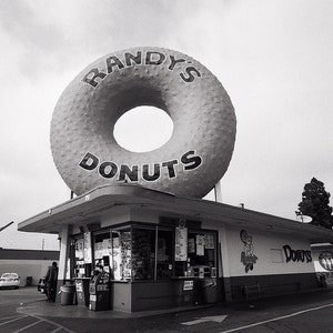 Randy&#39;s Donuts Los Angeles California Photo, Retro Donut Shop Wall Art, Los Angeles Black and White Photo, Vintage Donut Sign