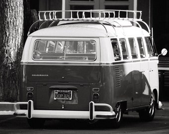 Könnte beinhalten: Ein weißer und blauer Vintage-Volkswagen-Bus mit einem Dachgepäckträger und einem Nummernschild mit der Aufschrift "1966S DOP 824 VOLKSWAGEN".